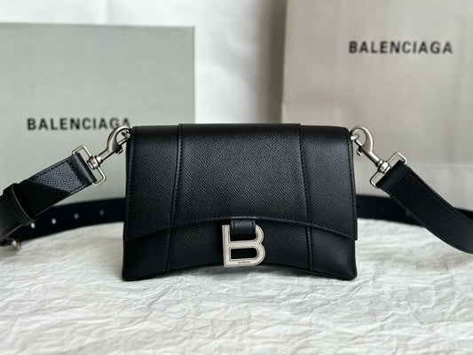 BLCG Downtown Treize Leather Hourglass Shoulder Bag
(20x5x13cm)