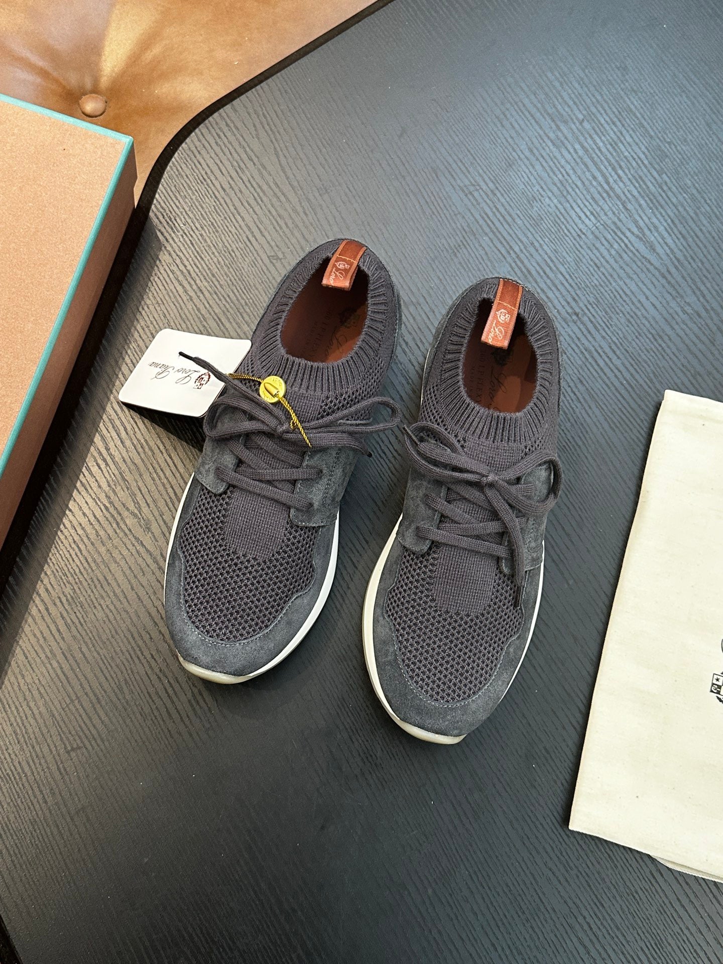 LP Sneakers