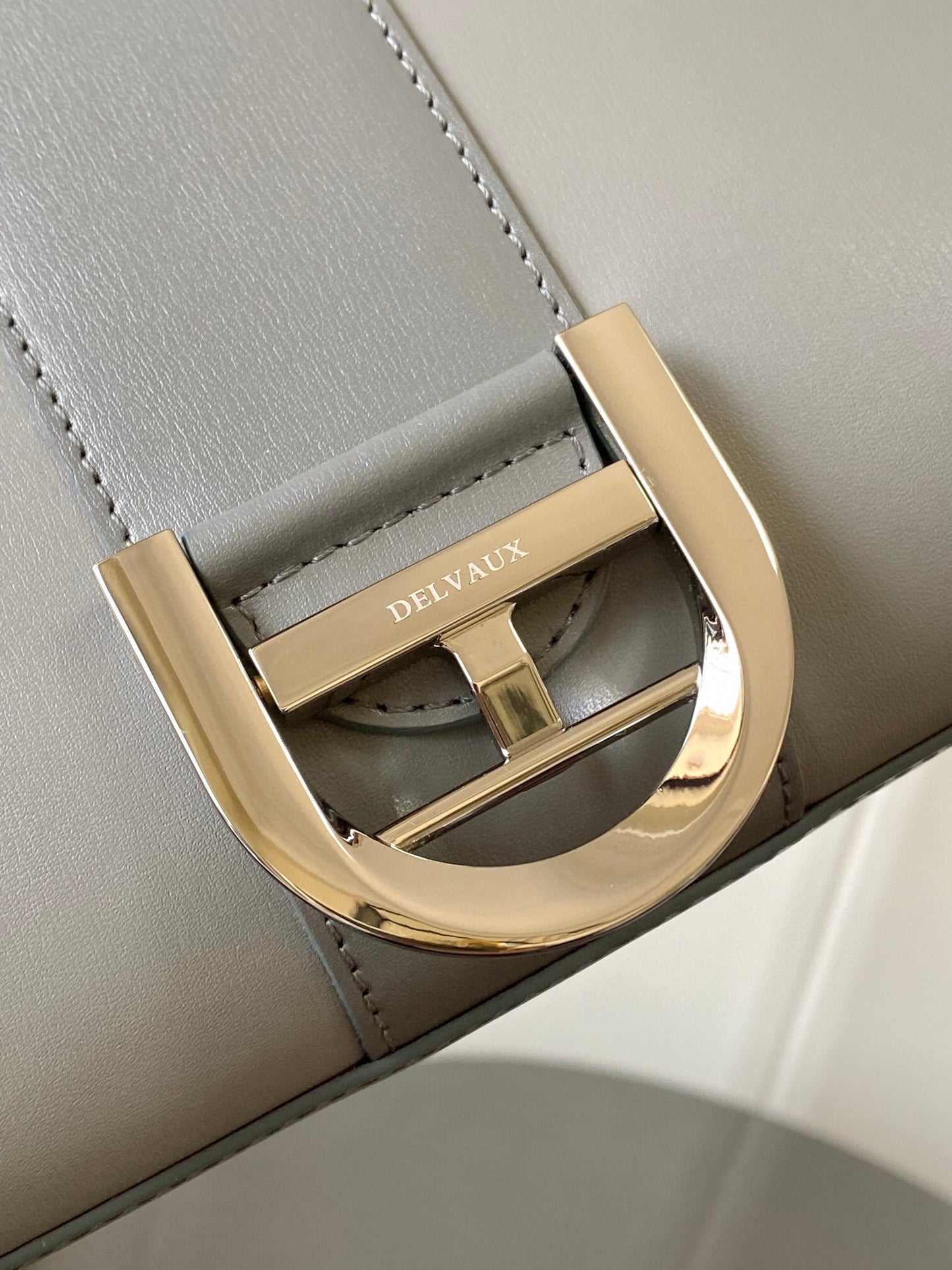 Delvaux Sling Bag (20＊10＊16 cm)