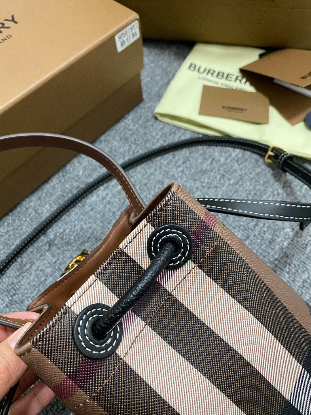 Burberry Mini TB Bucket Bag(16.5CM*11CM*18.5CM)