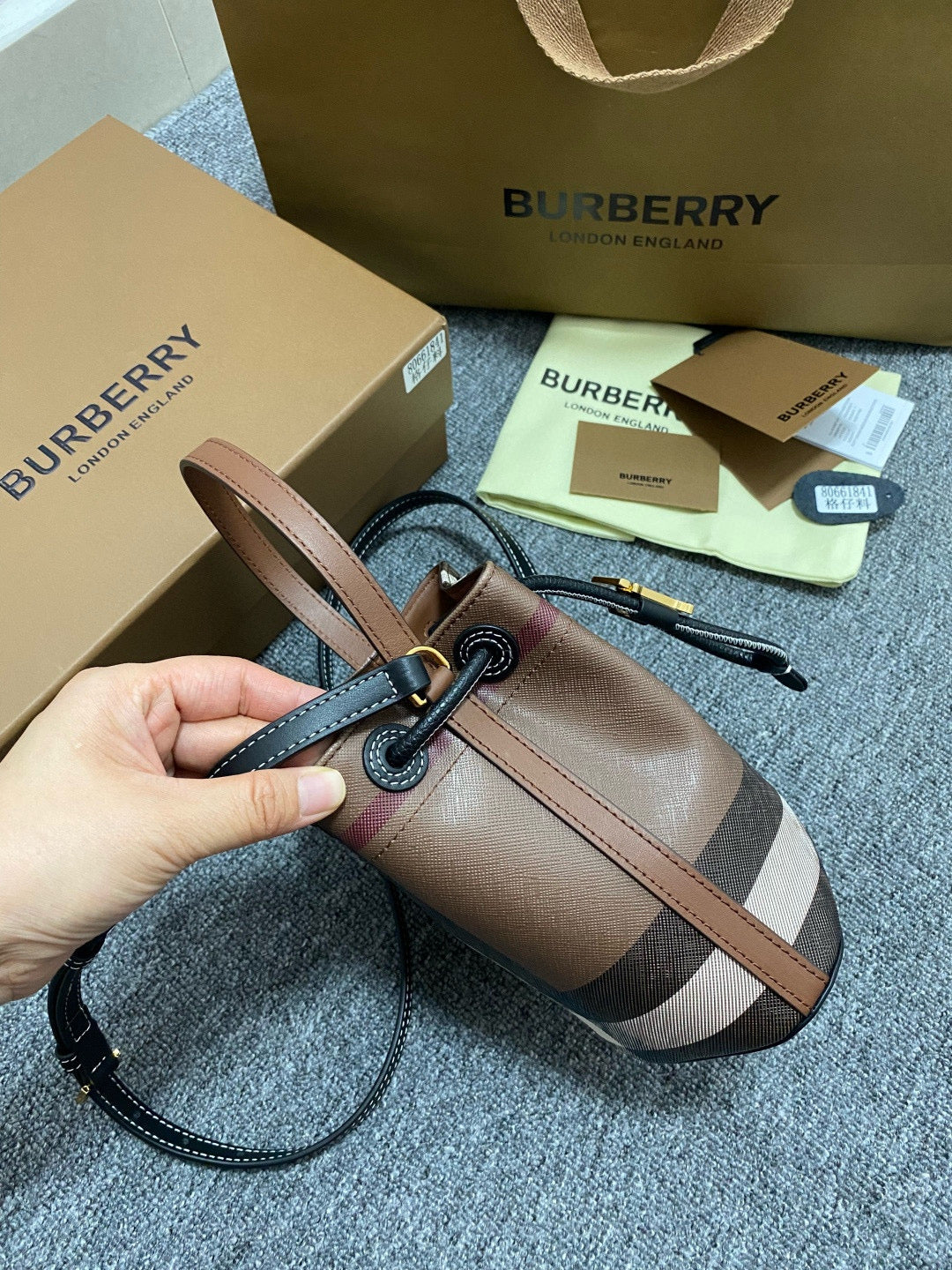 Burberry Mini TB Bucket Bag(16.5CM*11CM*18.5CM)