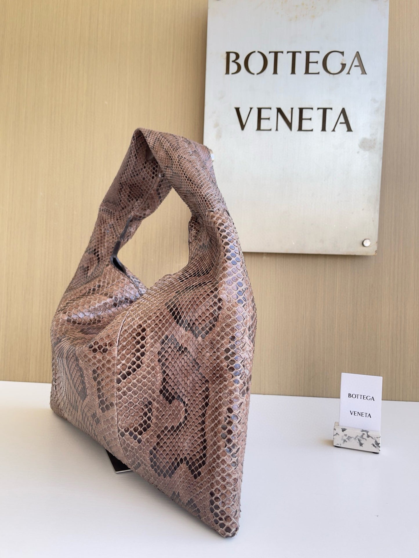 BV Hop Shoulder Bag 40x20.5x7.5cm