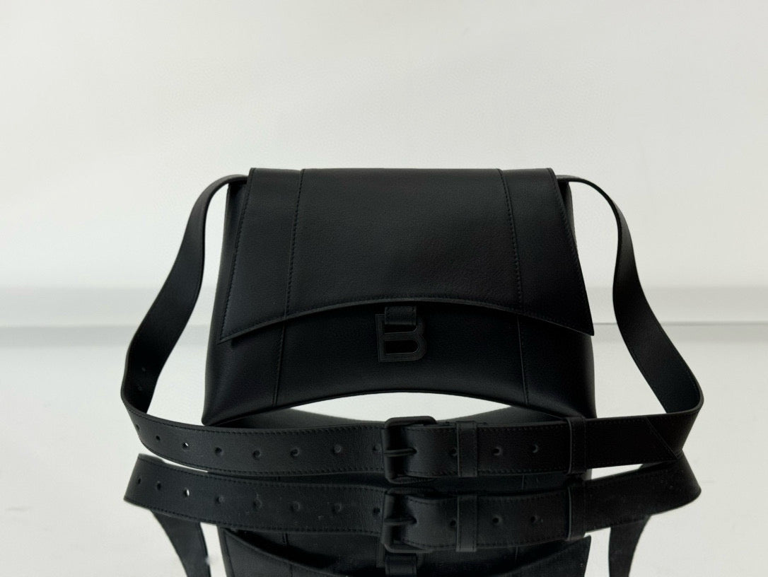 BLCG Hourglass Black Leather Downtown Shoulder Bag
(25.4x16x8.4cm)