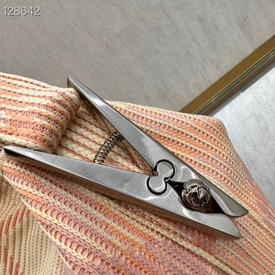 Burberry Peg Handle (Medium)