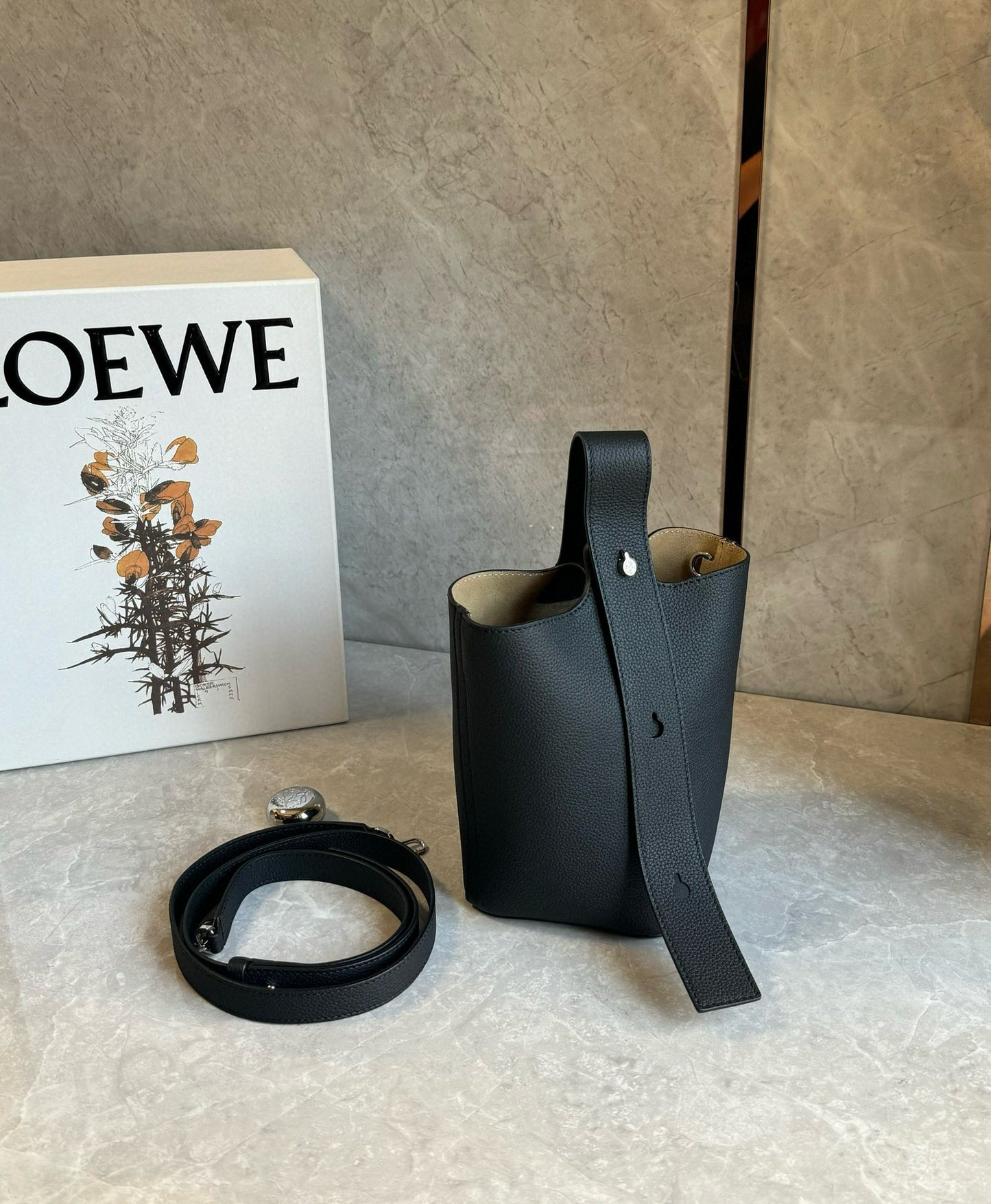 Loewe Pebble Bucket Bag(16x16x19.5cm)