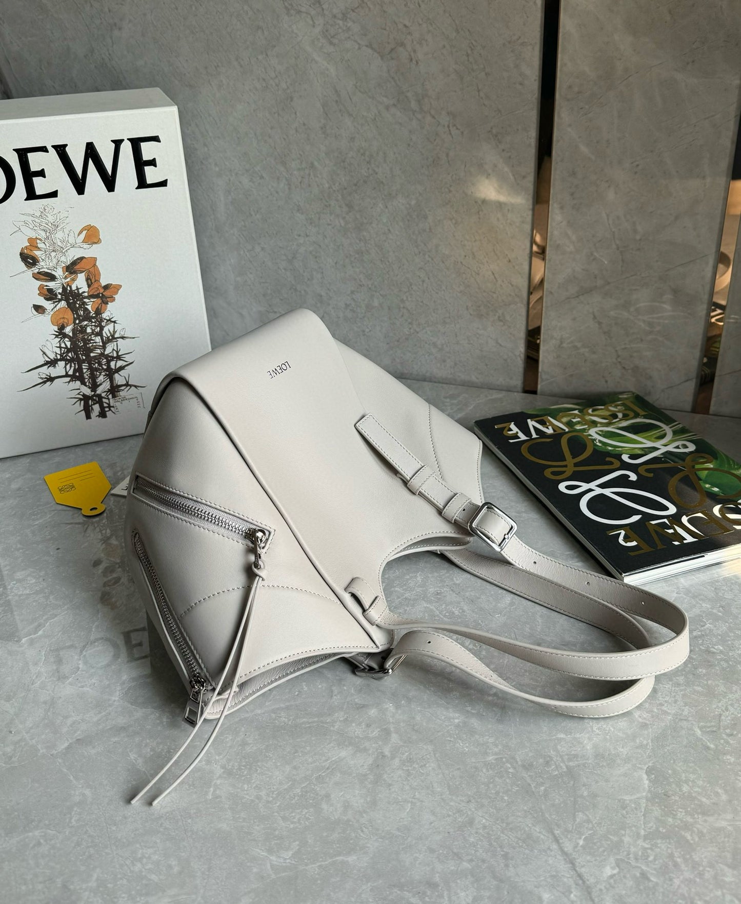 Loewe Hammock Flip Shoulder Bag(15x22.5x22cm)