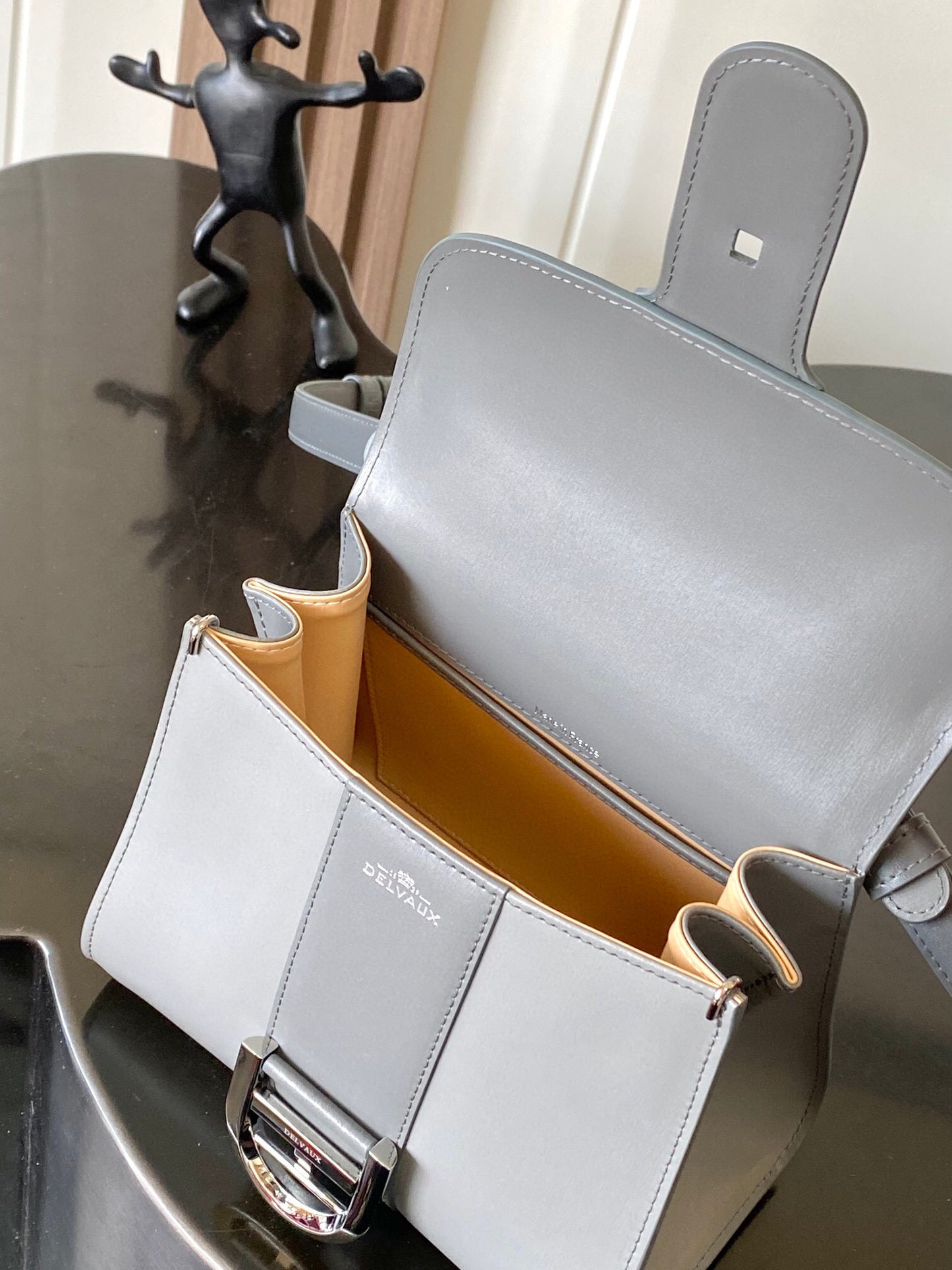 Delvaux Sling Bag (20＊10＊16 cm)