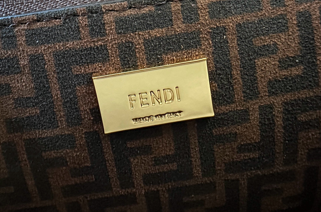 Fendi Peekaboo Bag (23x12x19 cm)