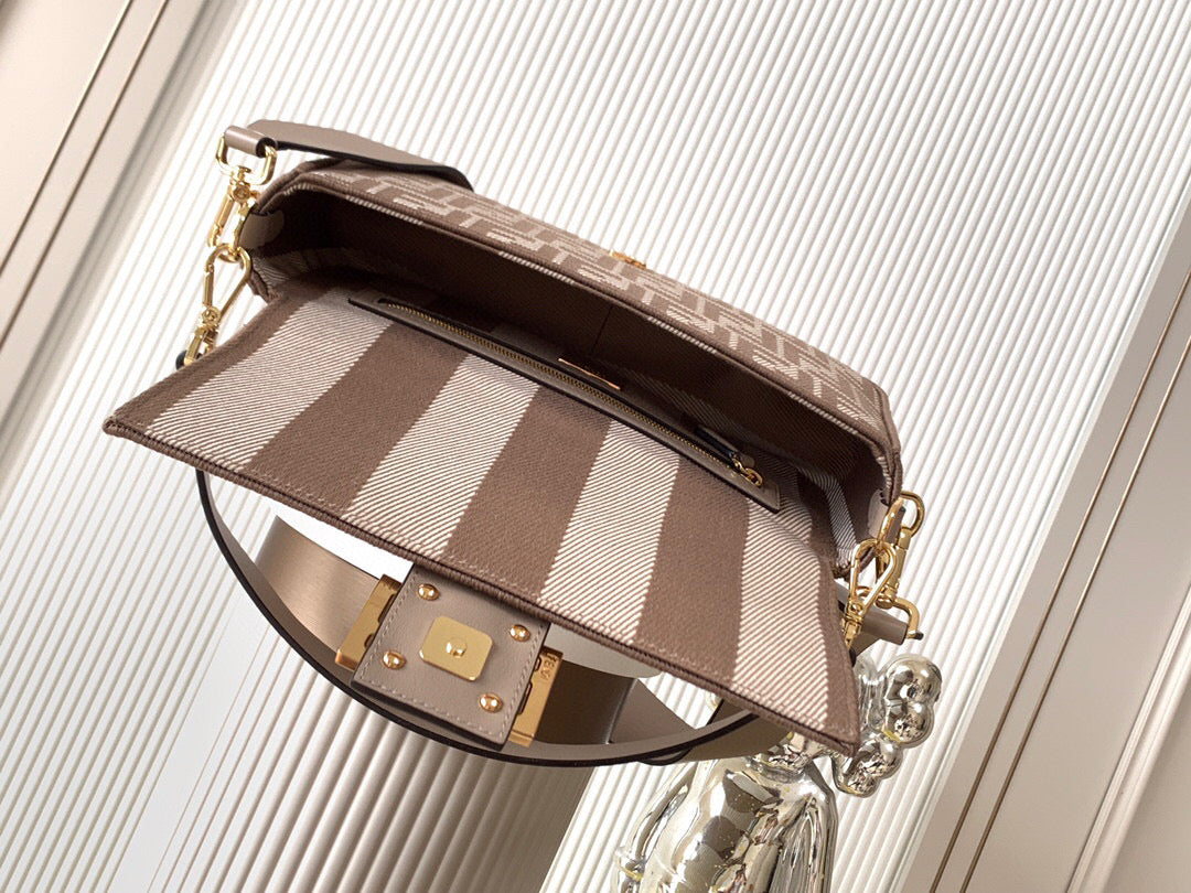 Fendi Baguette bag (Medium)