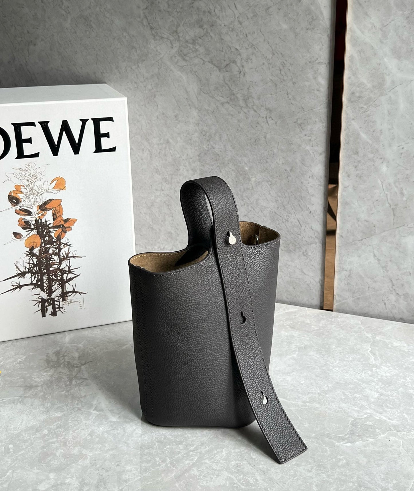 Loewe Pebble Bucket Bag(16x16x19.5cm)