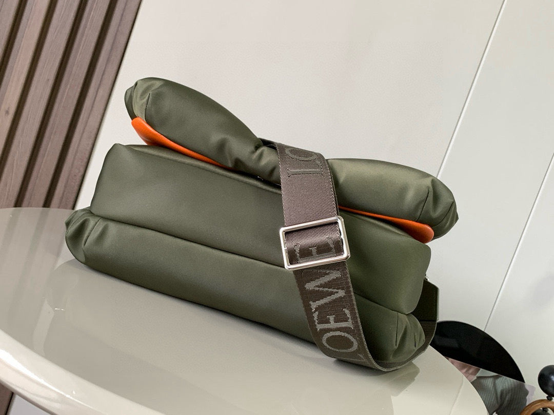 Loewe Messenger Bag 30x20.5x10CM