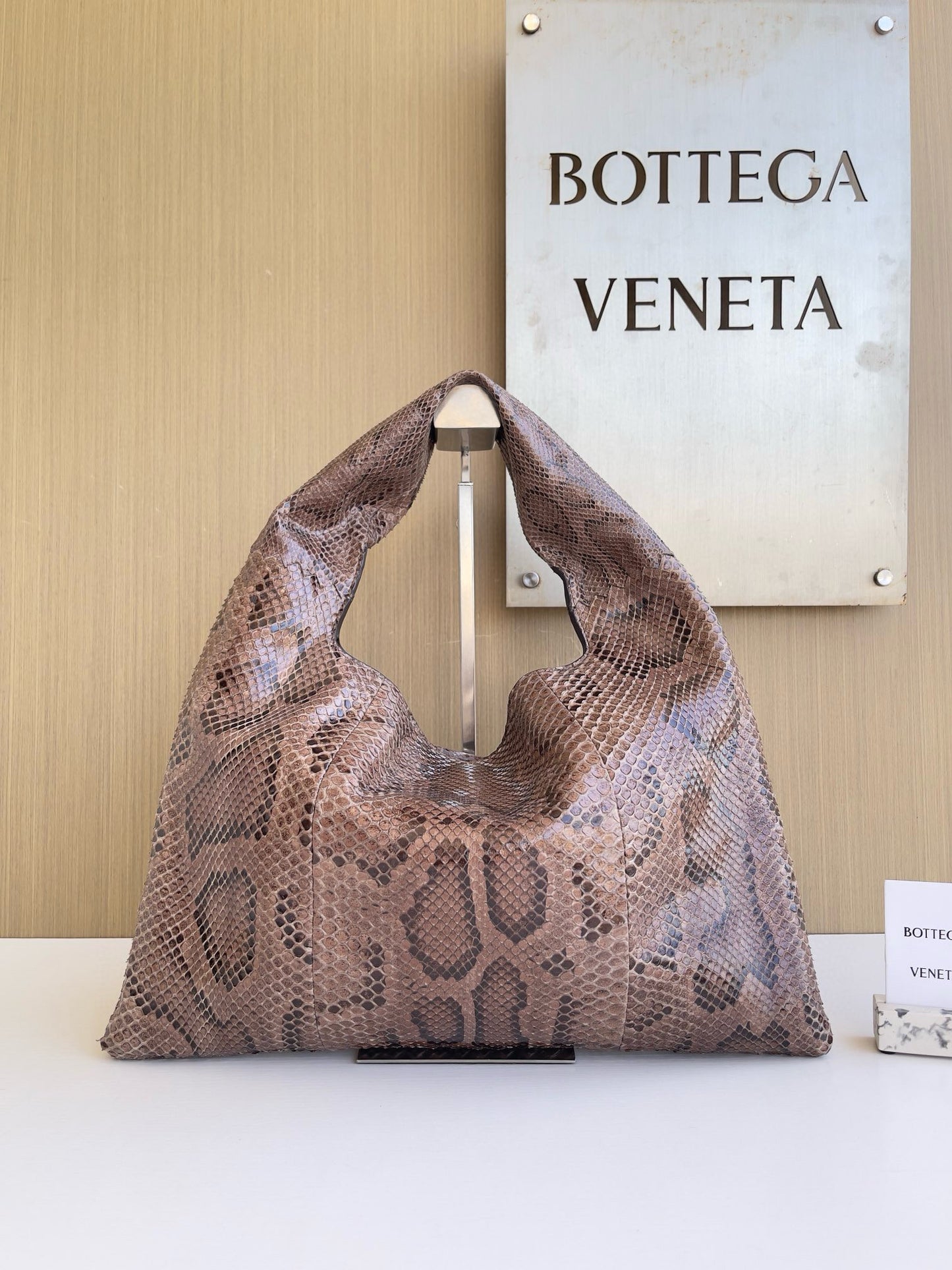 BV Hop Shoulder Bag 40x20.5x7.5cm