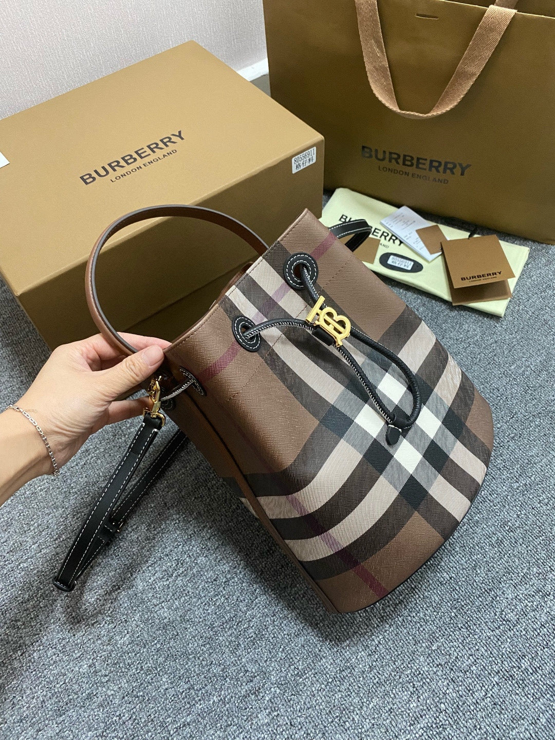 Burberry London Mini Bucket Bag(16CM*26CM*26CM)