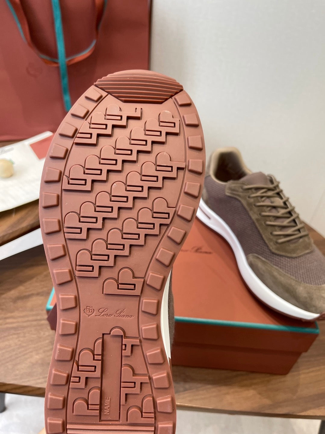 LP Sneakers