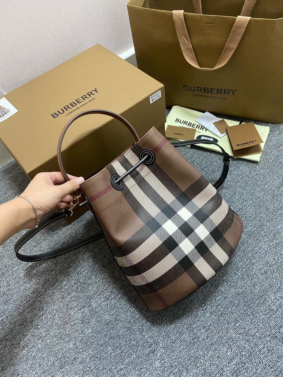 Burberry London Mini Bucket Bag(16CM*26CM*26CM)