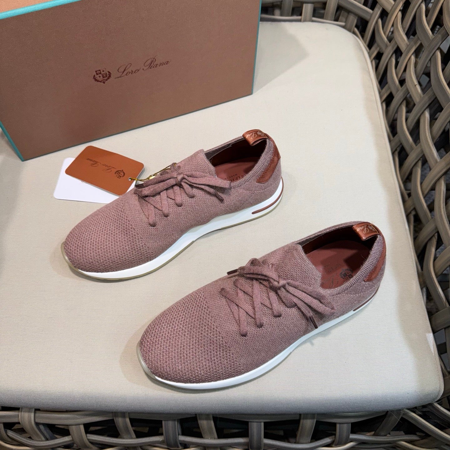 LP Sneakers