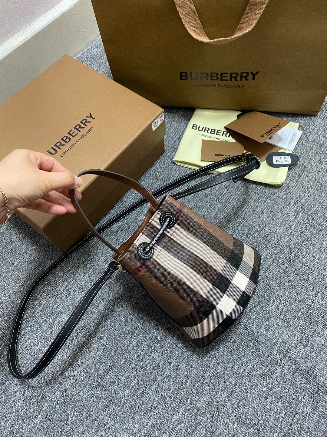 Burberry Mini TB Bucket Bag(16.5CM*11CM*18.5CM)