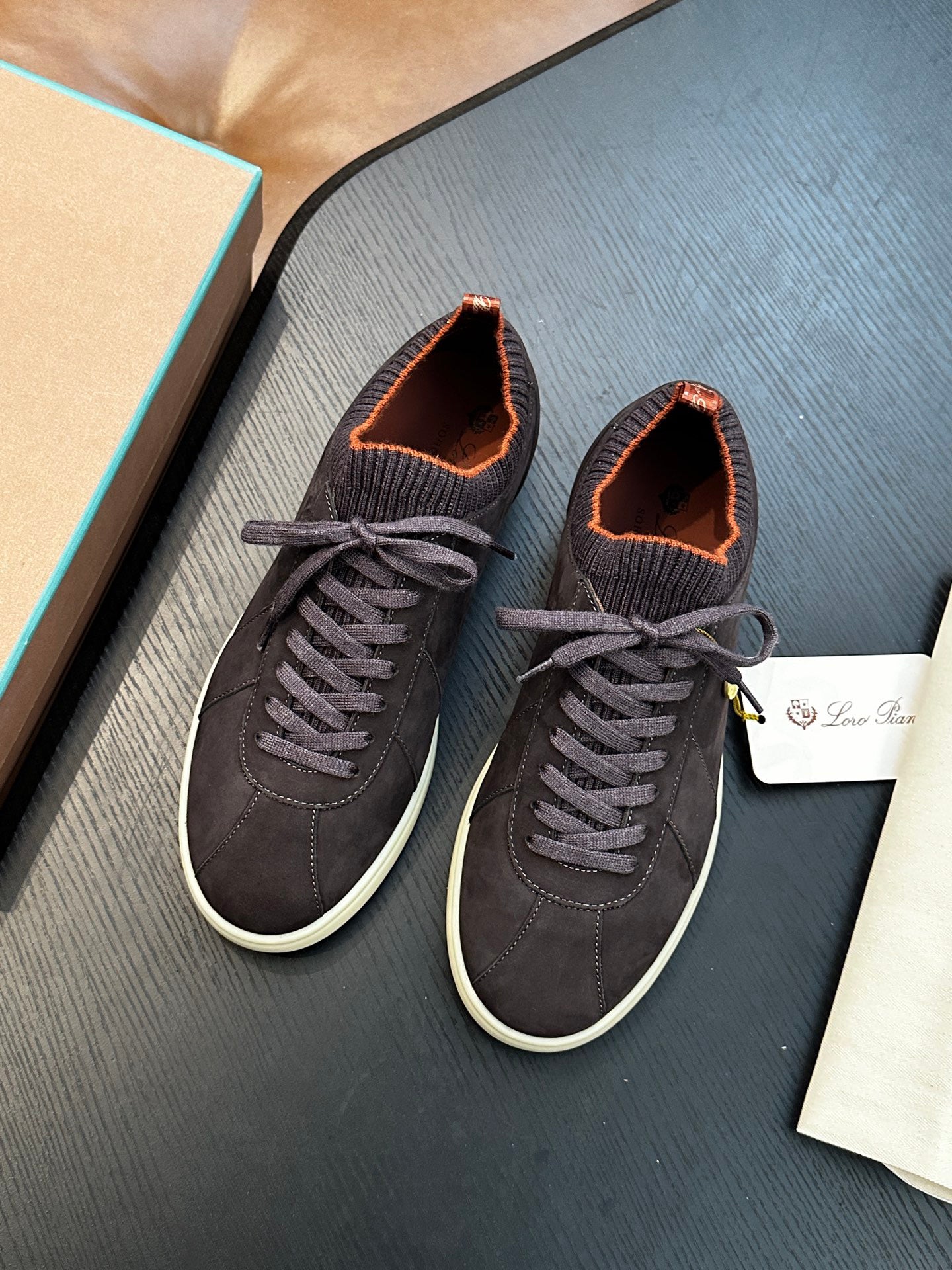 LP Sneakers