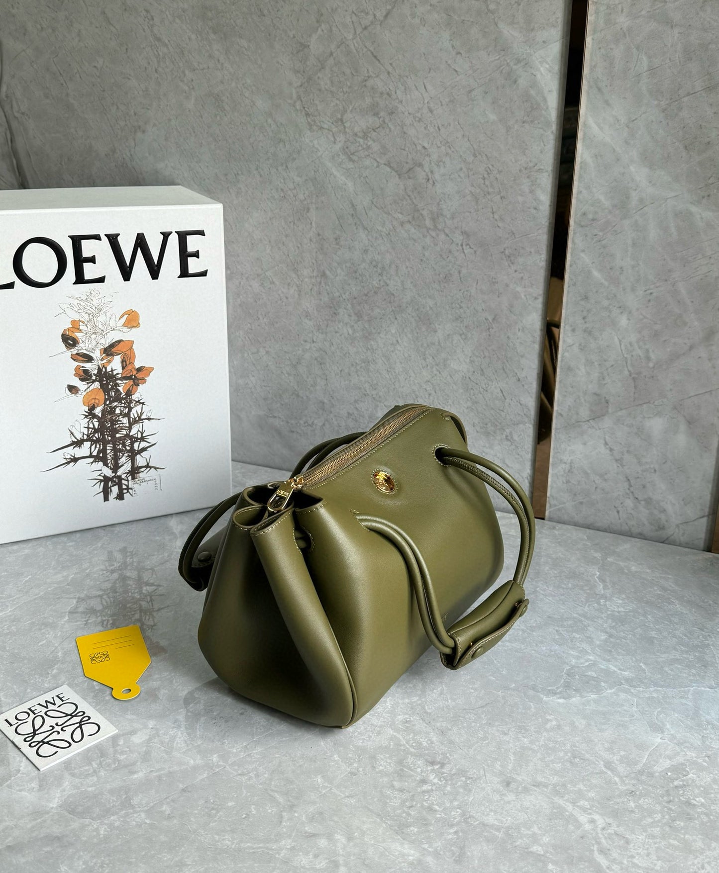 Loewe Madrid Handle Bag(23.5x10x19cm)