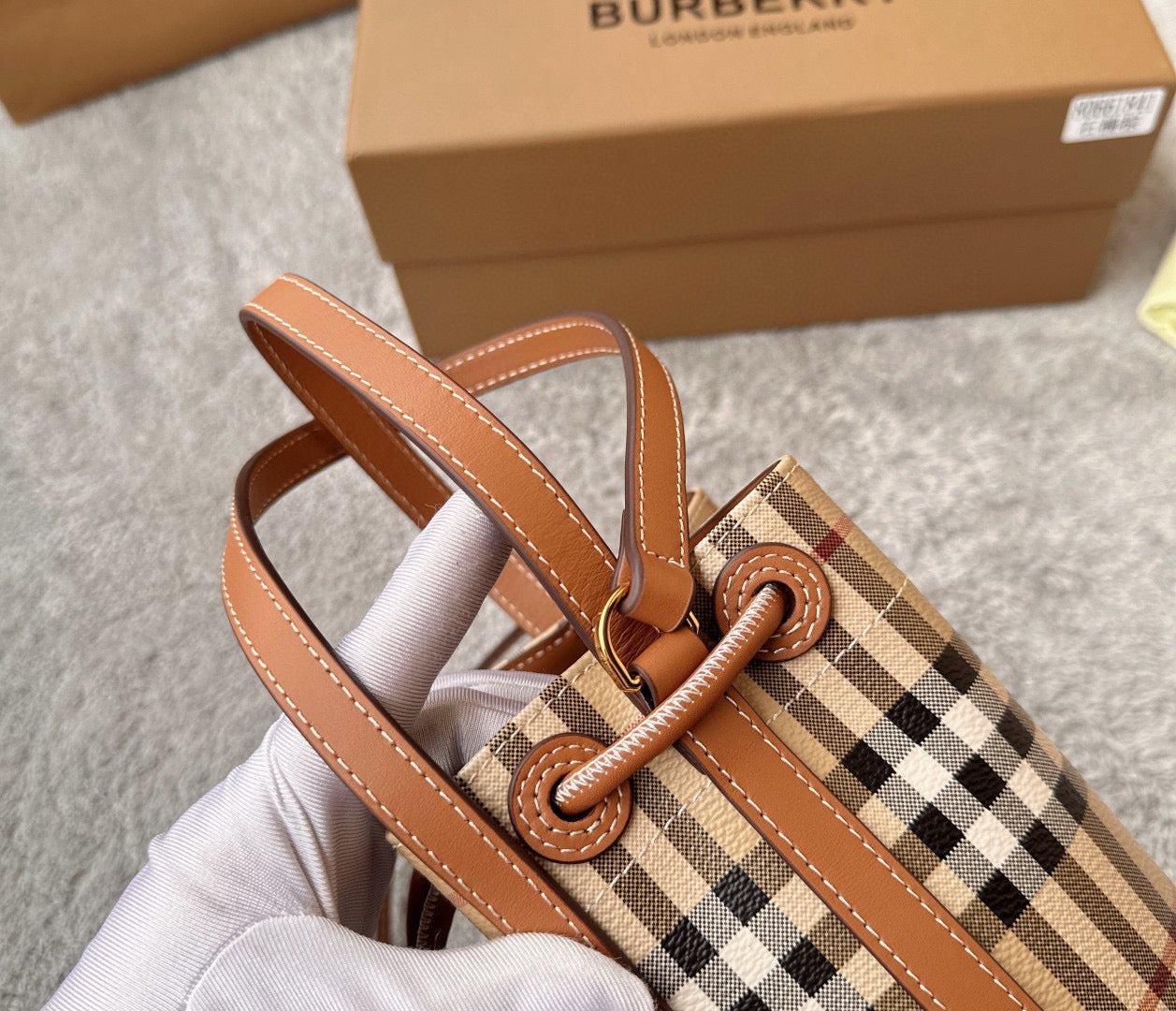 Burberry Mini TB Bucket Bag(16.5CM*11CM*18.5CM)