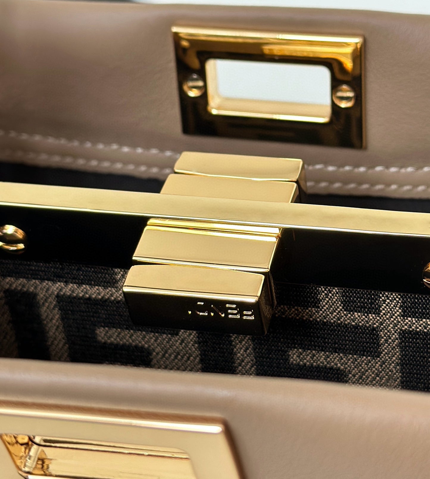 Fendi Peekaboo Bag (23x12x19 cm)
