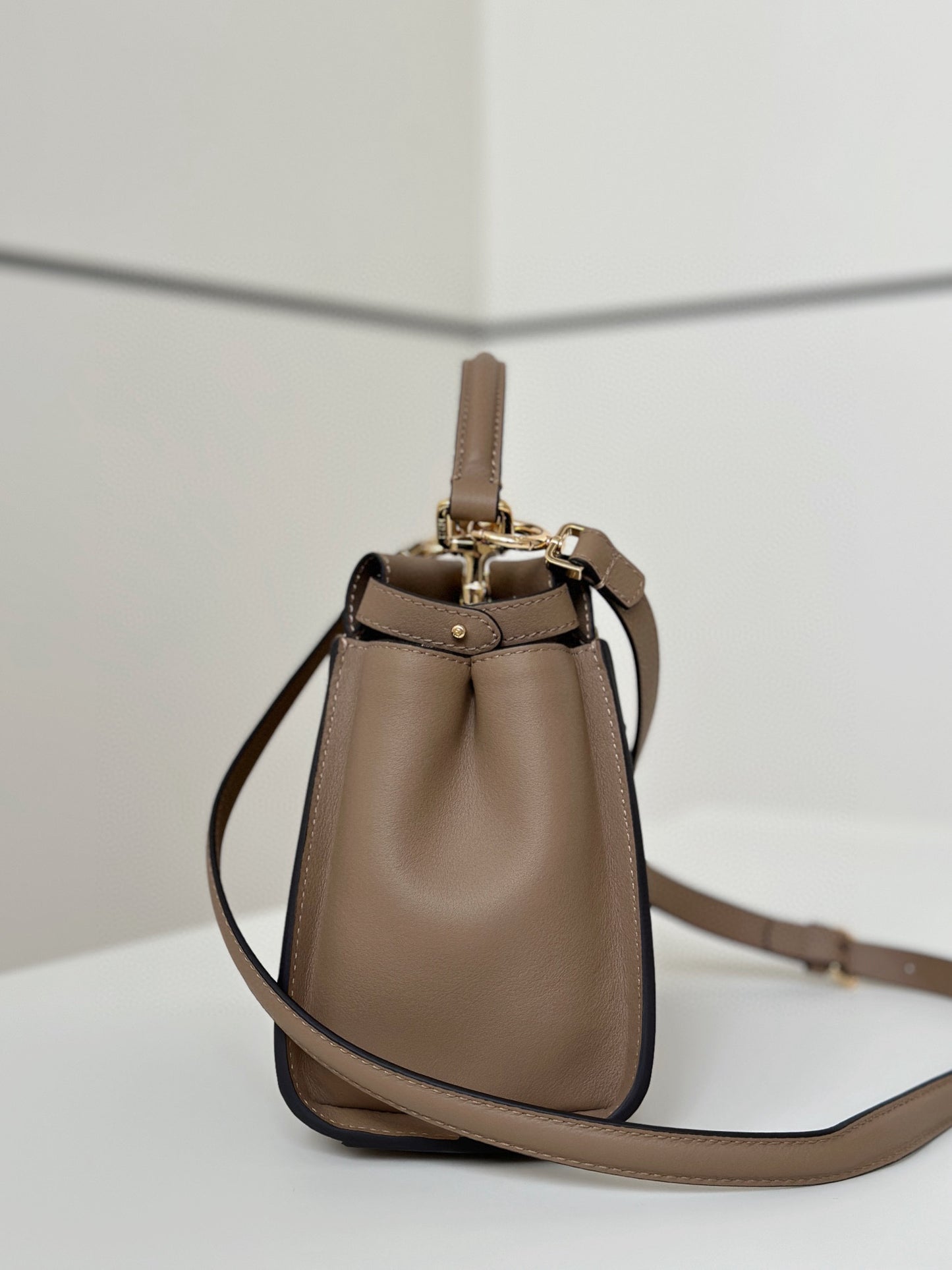 Fendi Peekaboo Bag (23x12x19 cm)