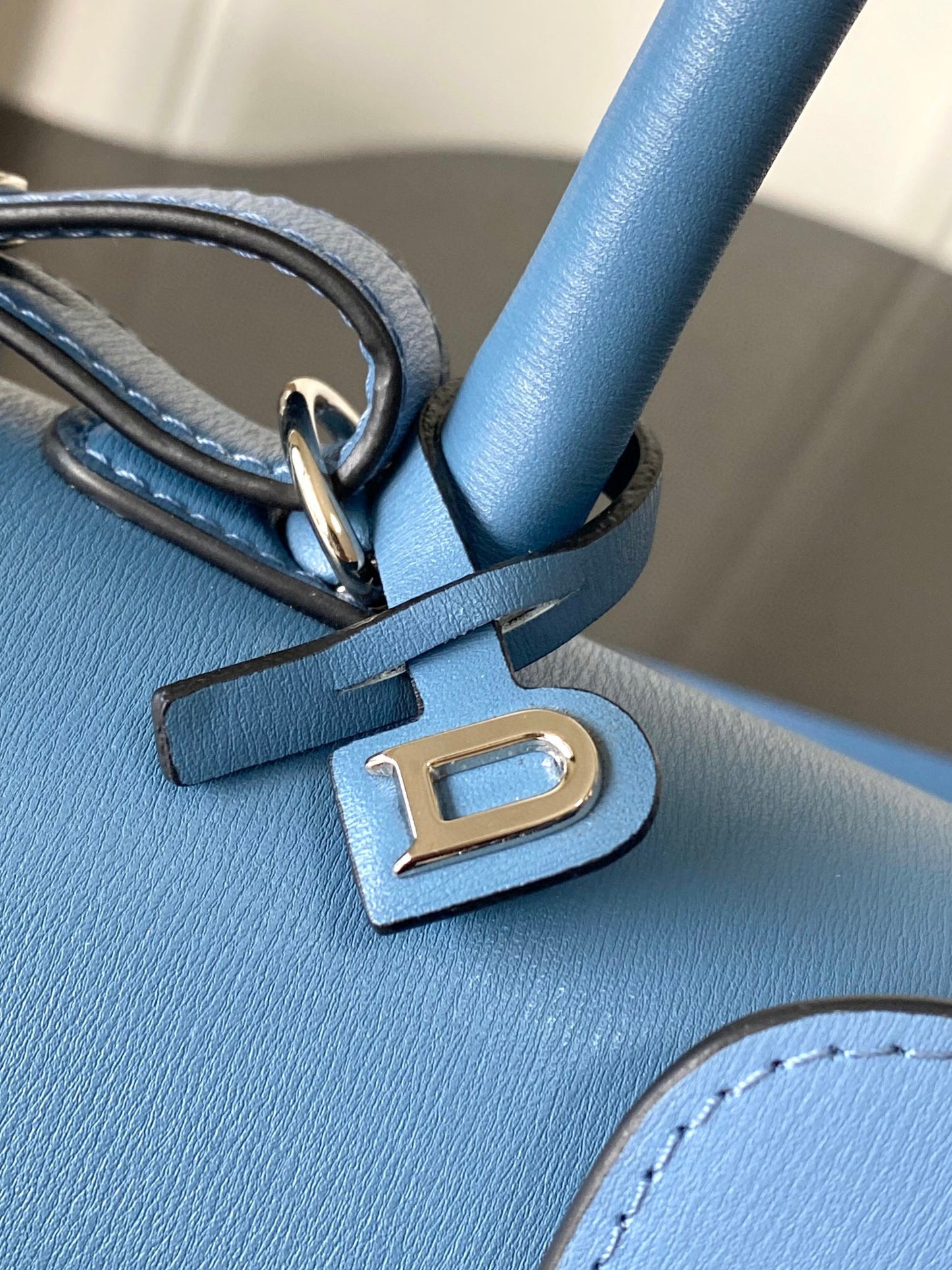 Delvaux Sling Bag (28*12*16cm)