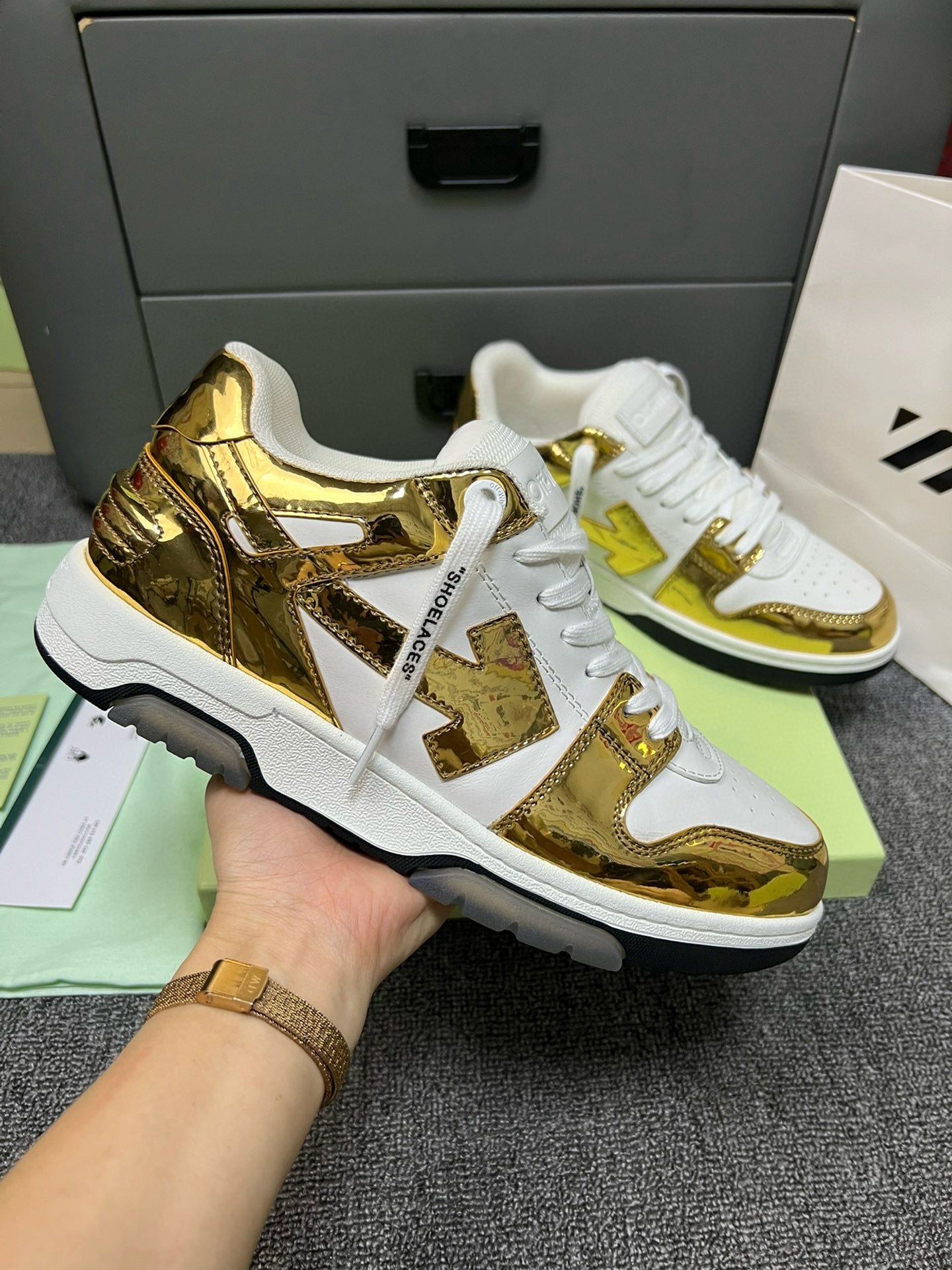 Off-White Sneaker