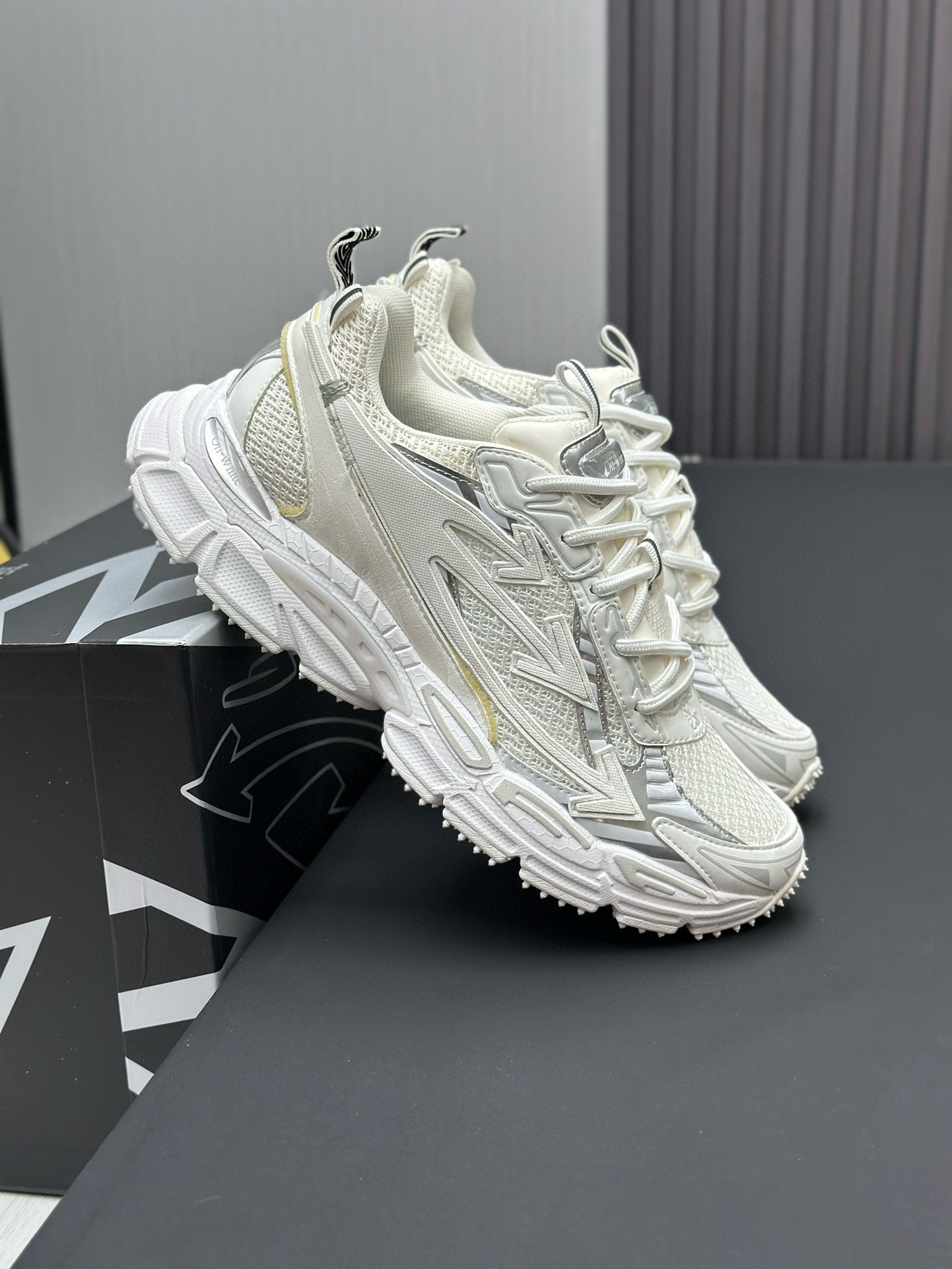 Off-White Sneaker