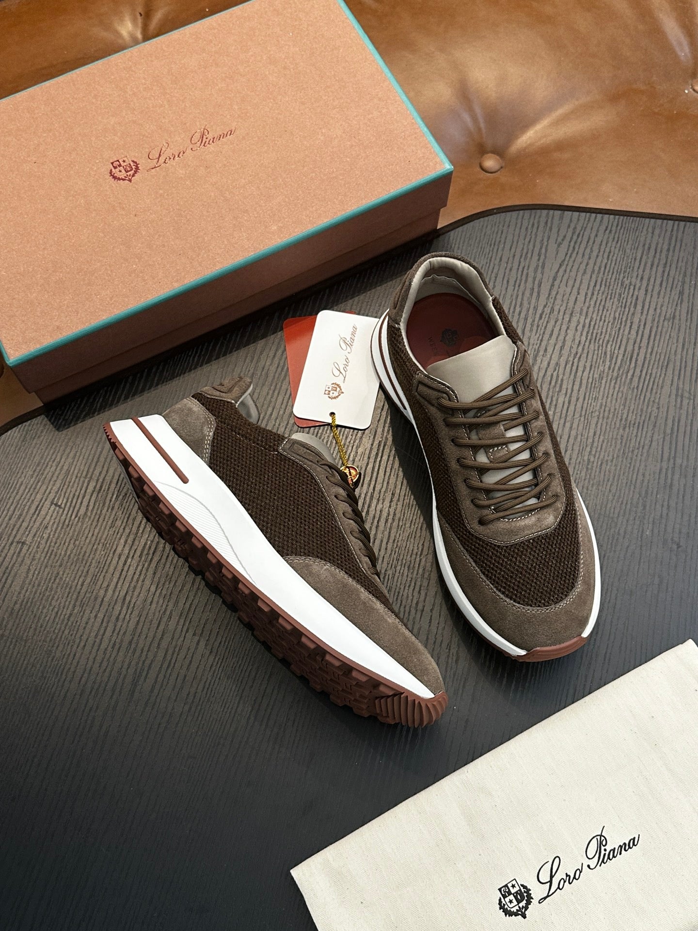 LP Sneakers