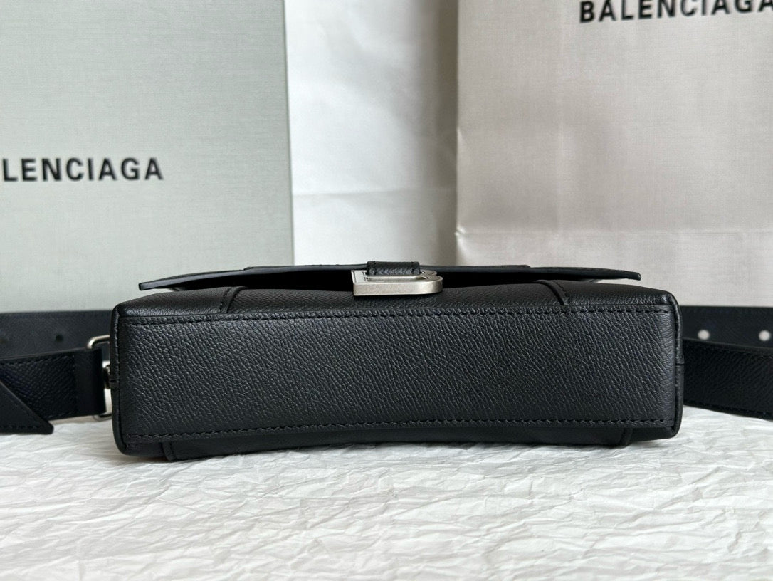 BLCG Downtown Treize Leather Hourglass Shoulder Bag
(20x5x13cm)
