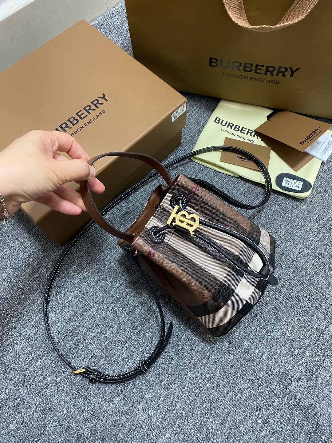 Burberry Mini TB Bucket Bag(16.5CM*11CM*18.5CM)