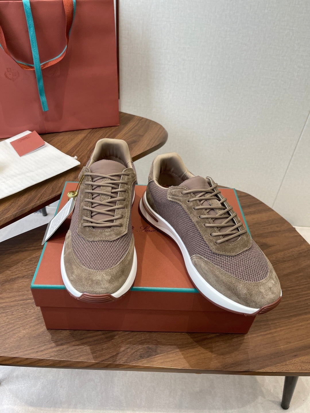 LP Sneakers