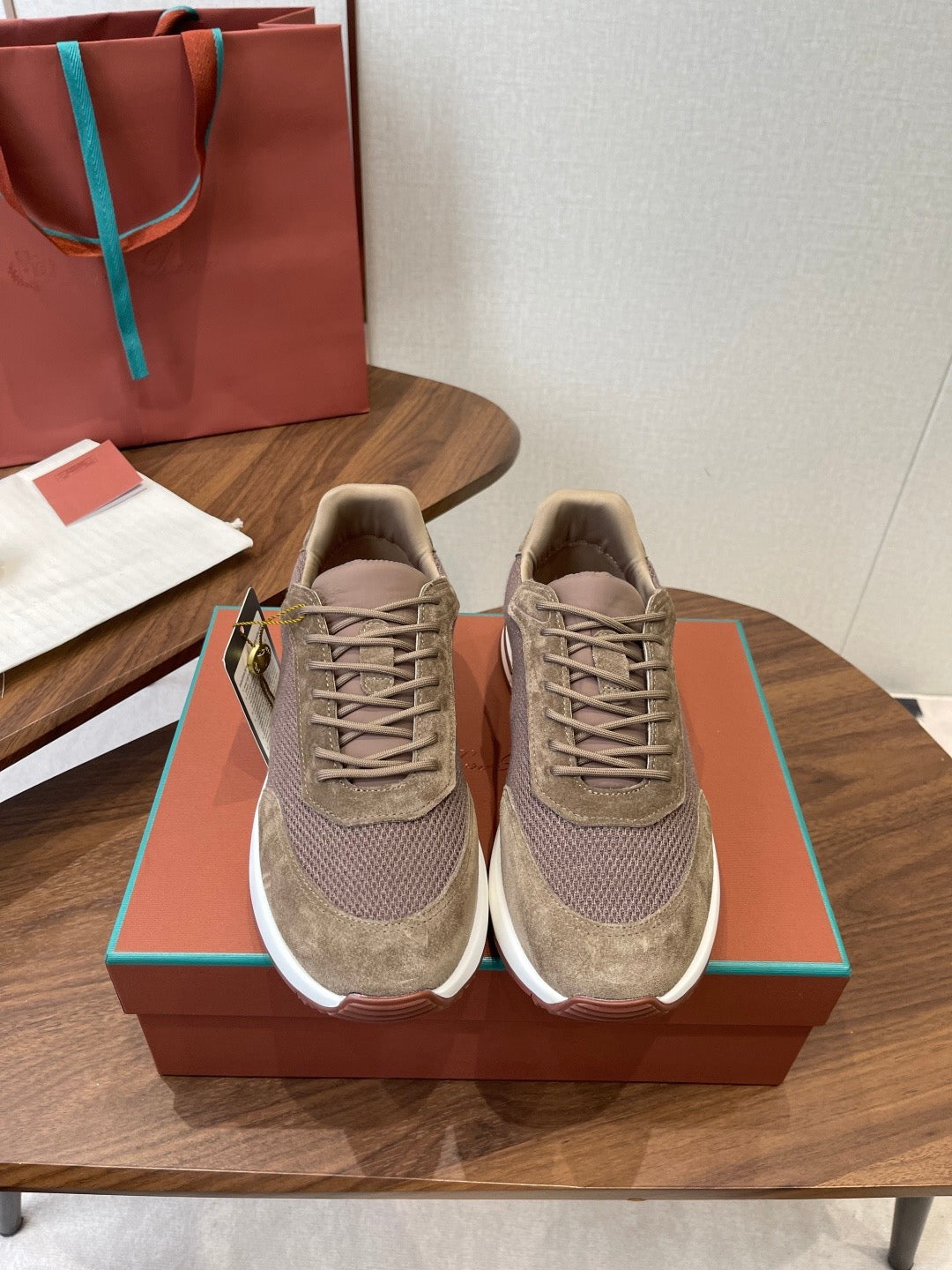LP Sneakers
