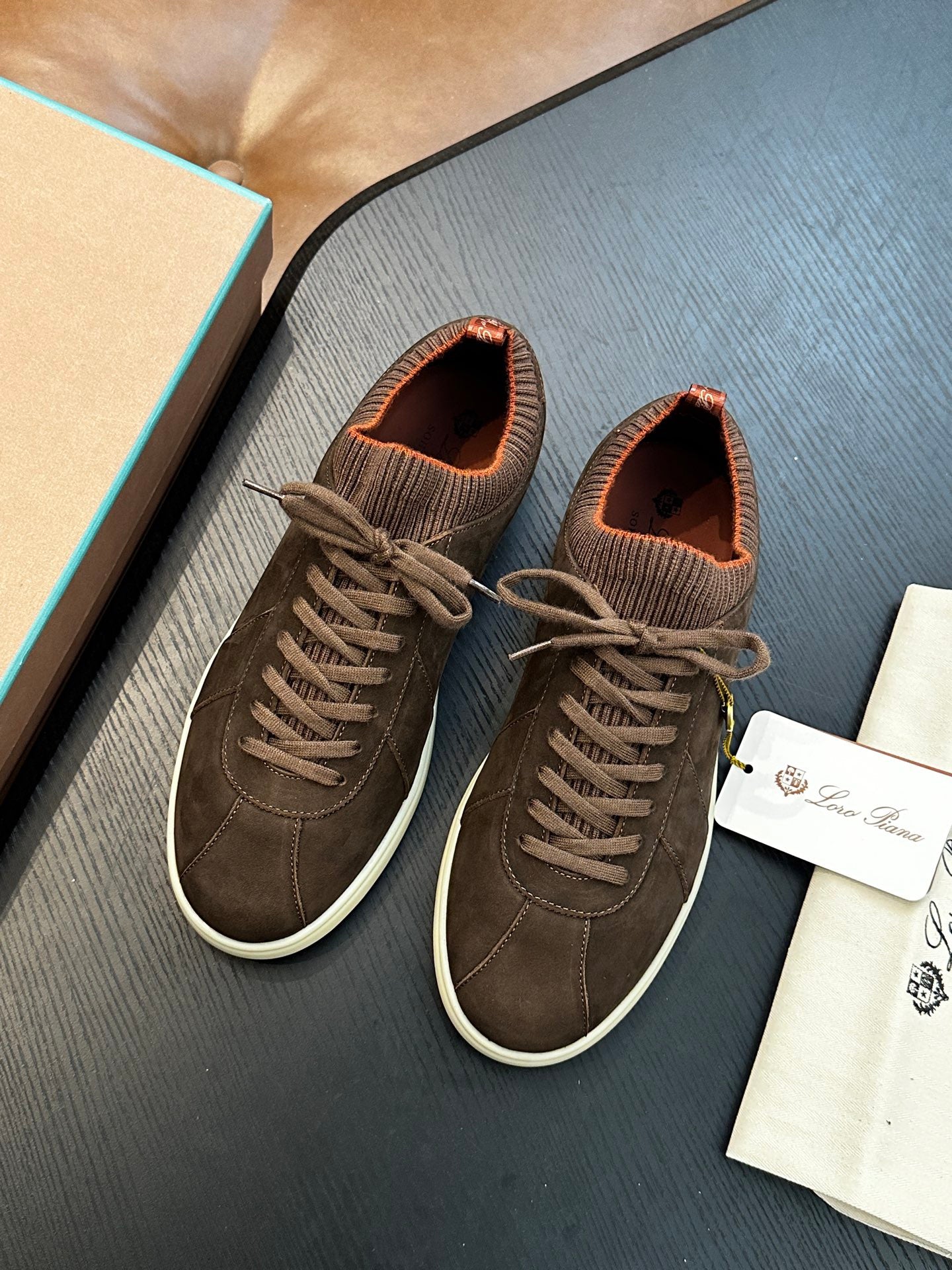 LP Sneakers