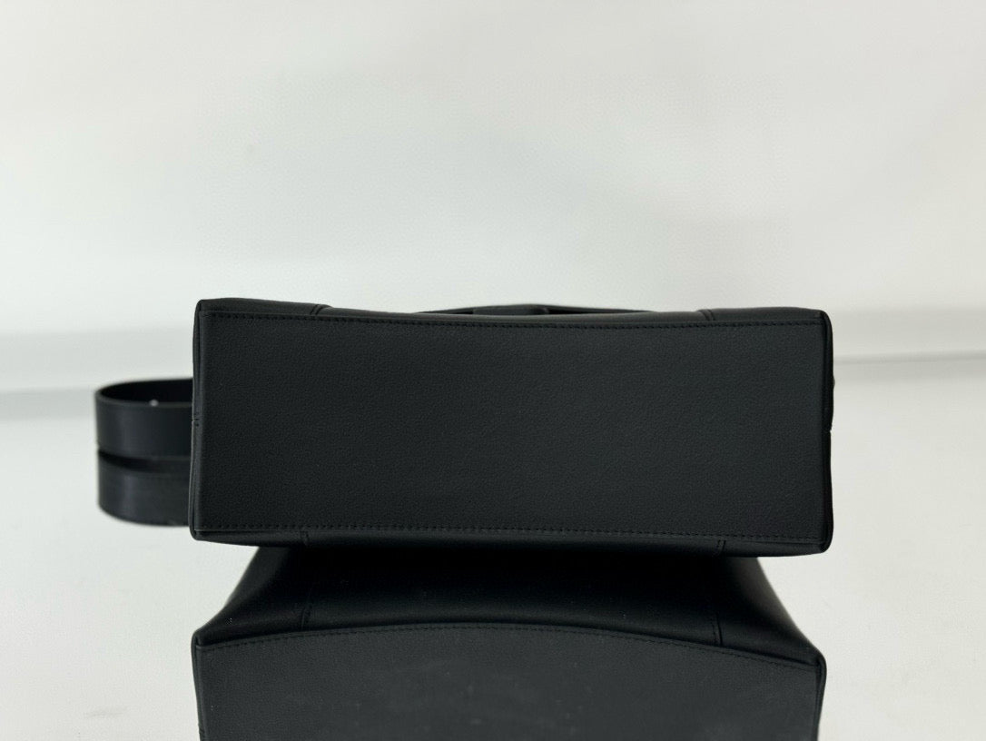 BLCG Hourglass Black Leather Downtown Shoulder Bag
(25.4x16x8.4cm)