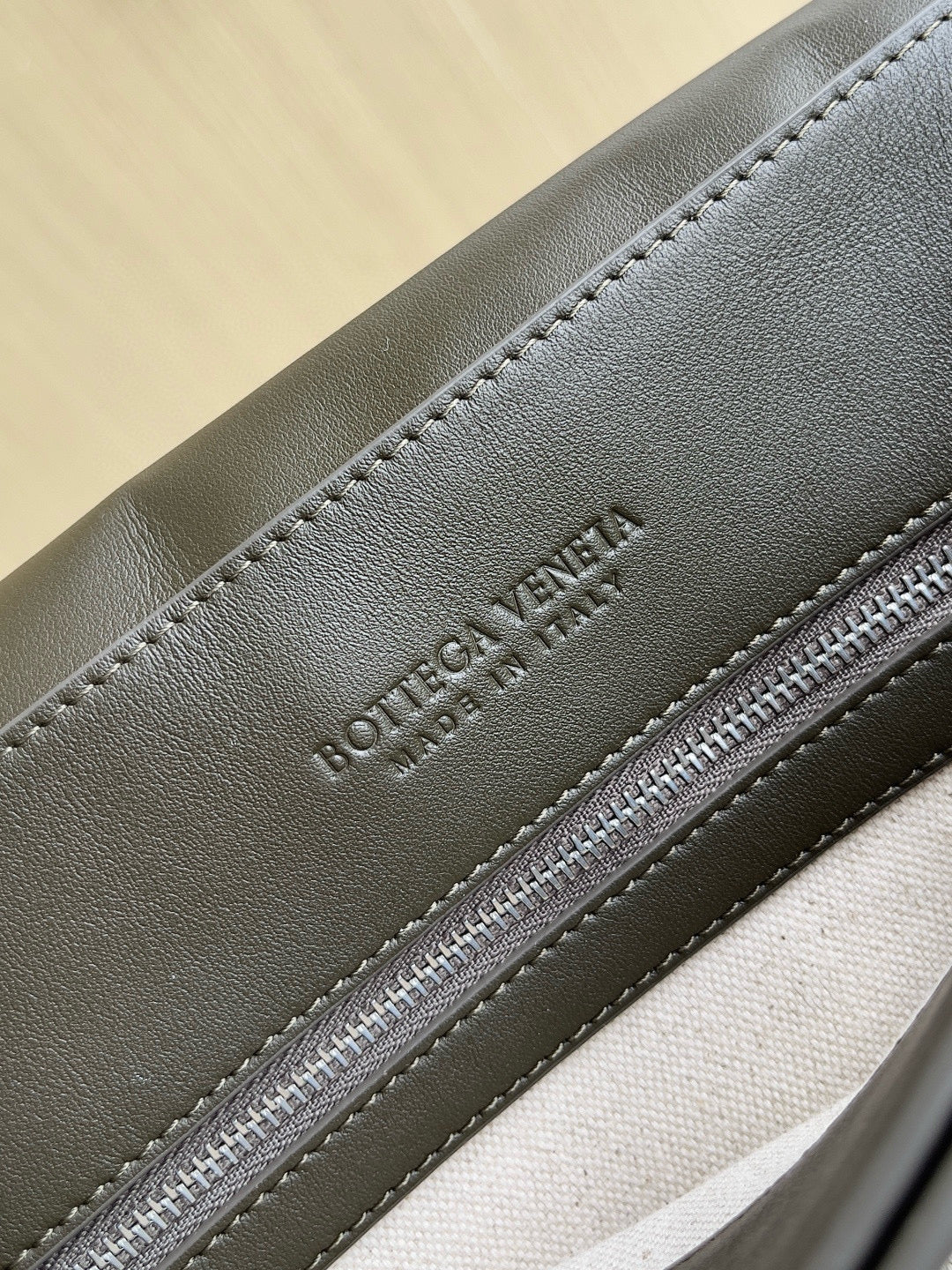 BV Andiamo Messenger in Fondant Bag