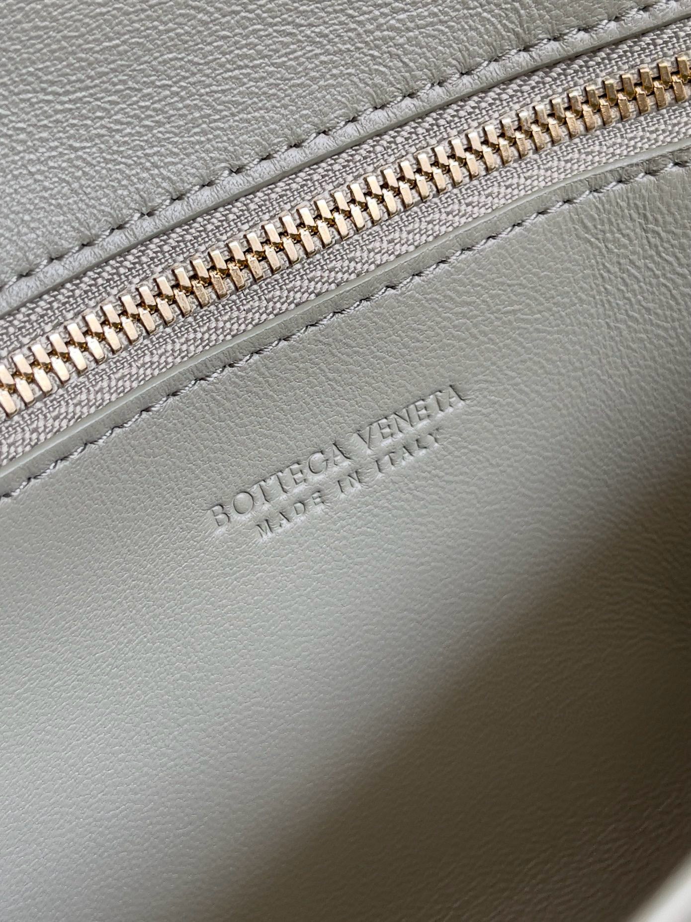 BV Andiamo Clutch Bag 21.5x13x4.5cm
