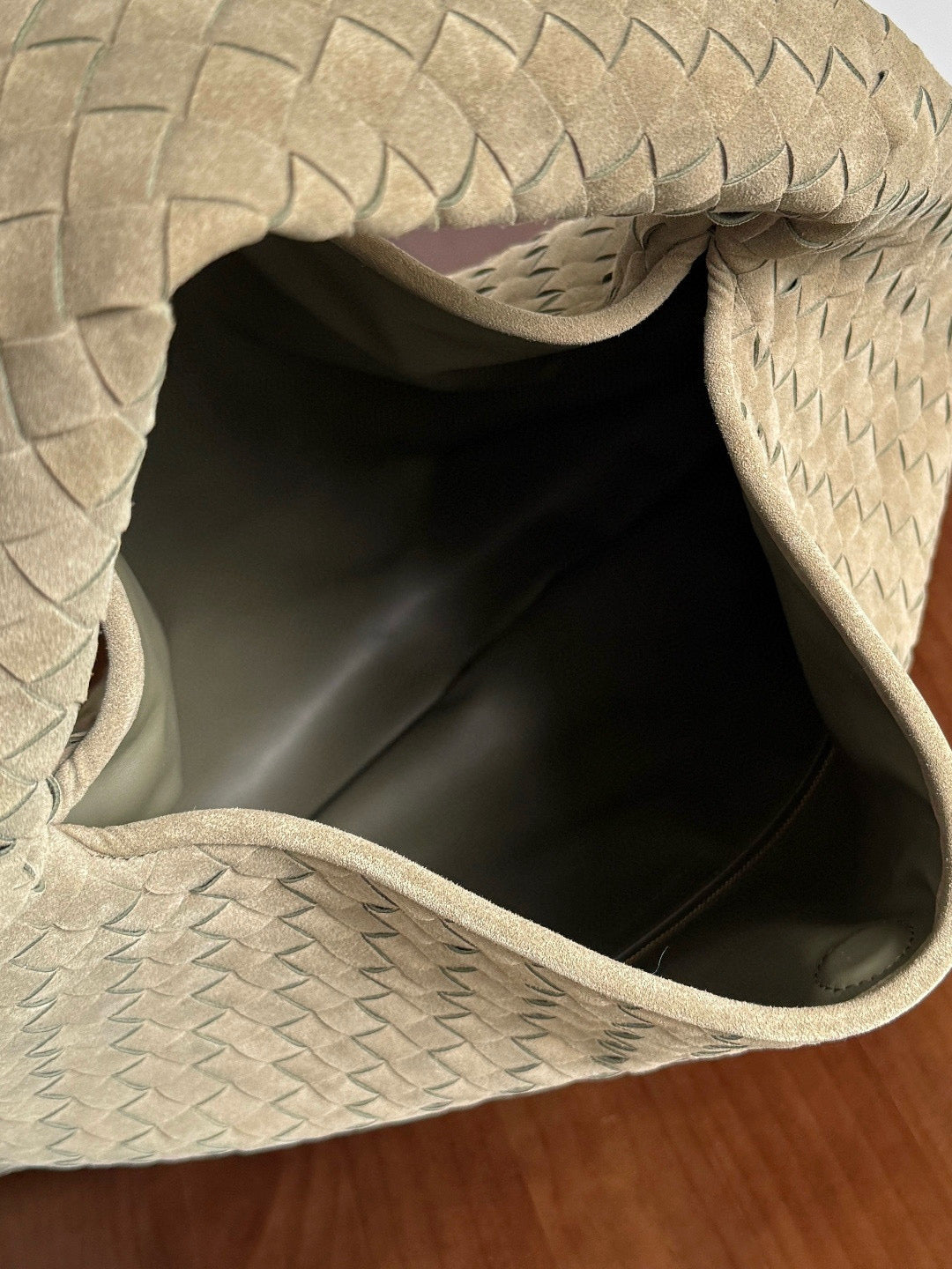 BV Intrecciato Hop Bag 53x24x13cm