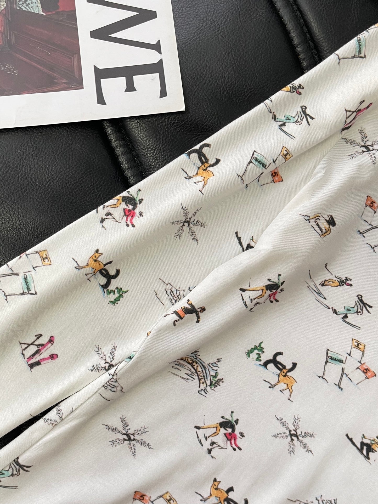 Chanel 25N Ski Print White Crewneck Top