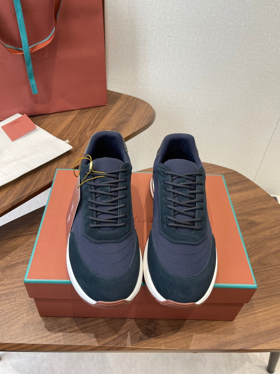 LP Sneakers