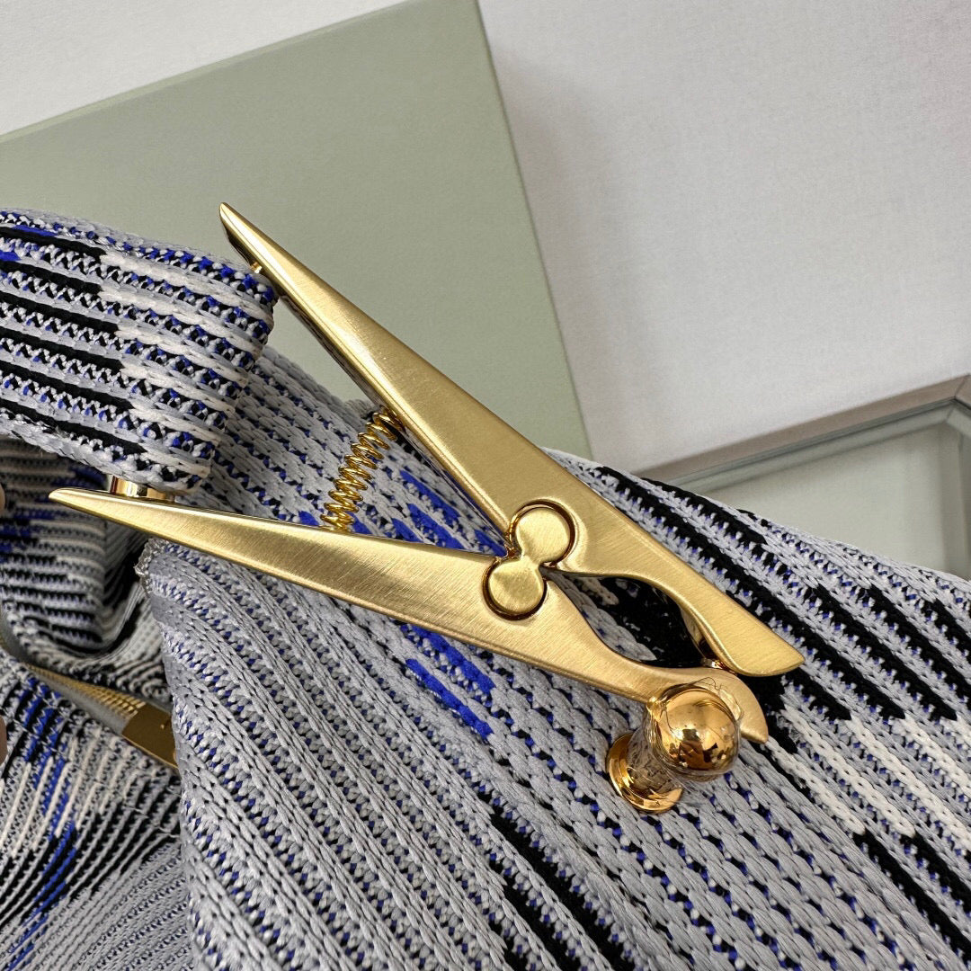 Burberry Peg Handle (Medium)