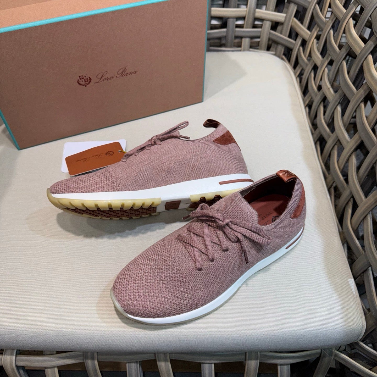 LP Sneakers