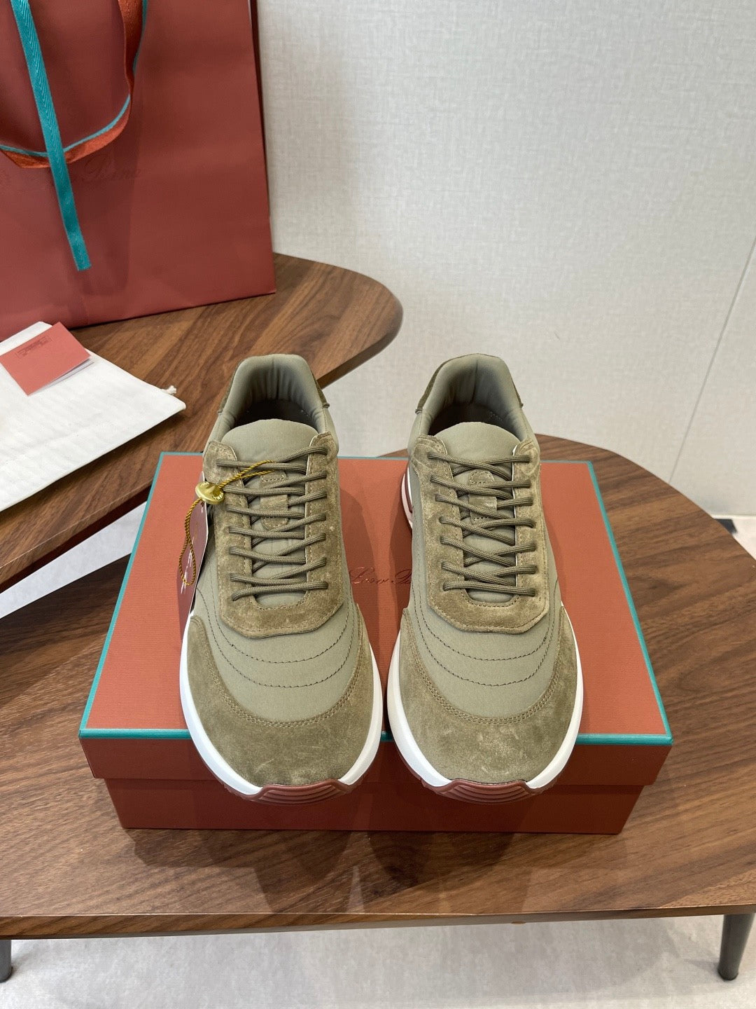 LP Sneakers