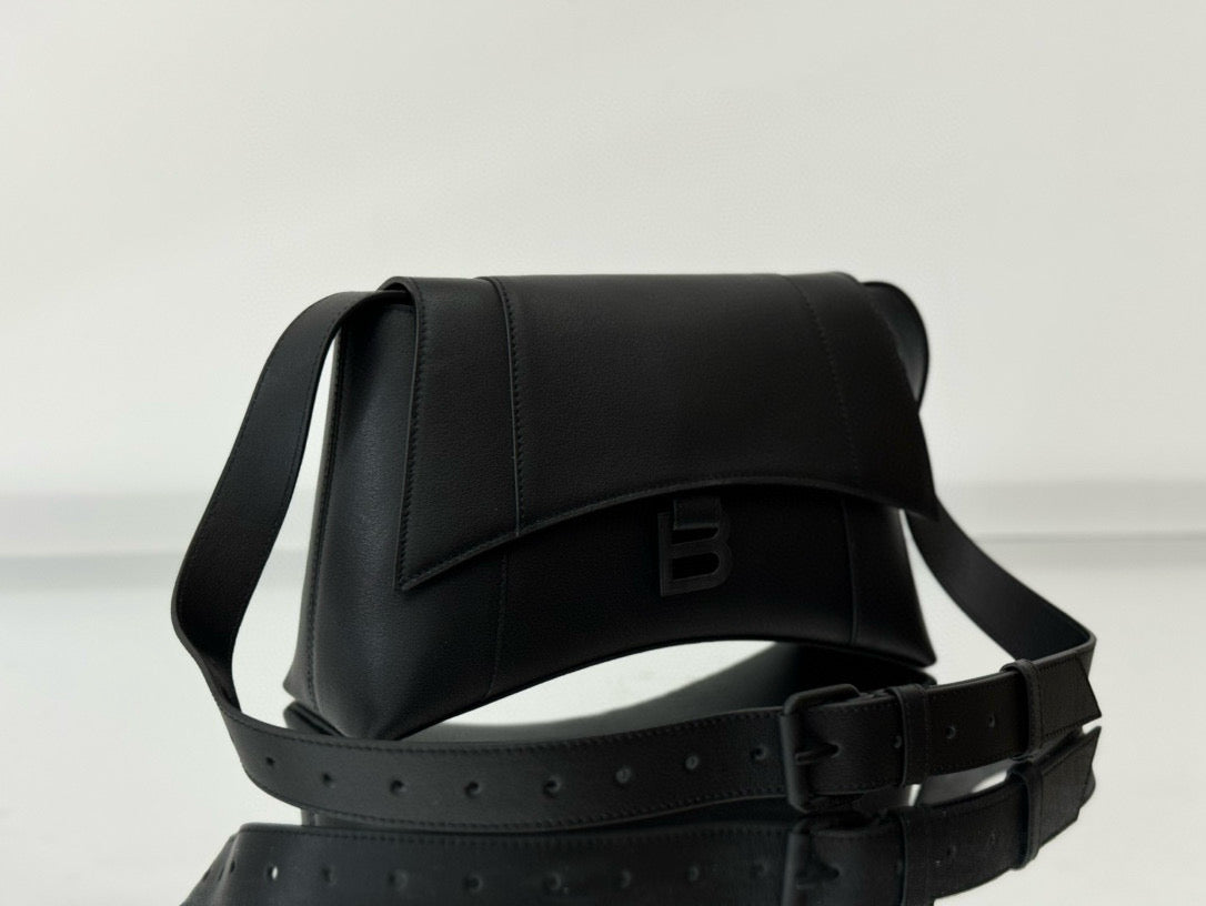 BLCG Hourglass Black Leather Downtown Shoulder Bag
(25.4x16x8.4cm)
