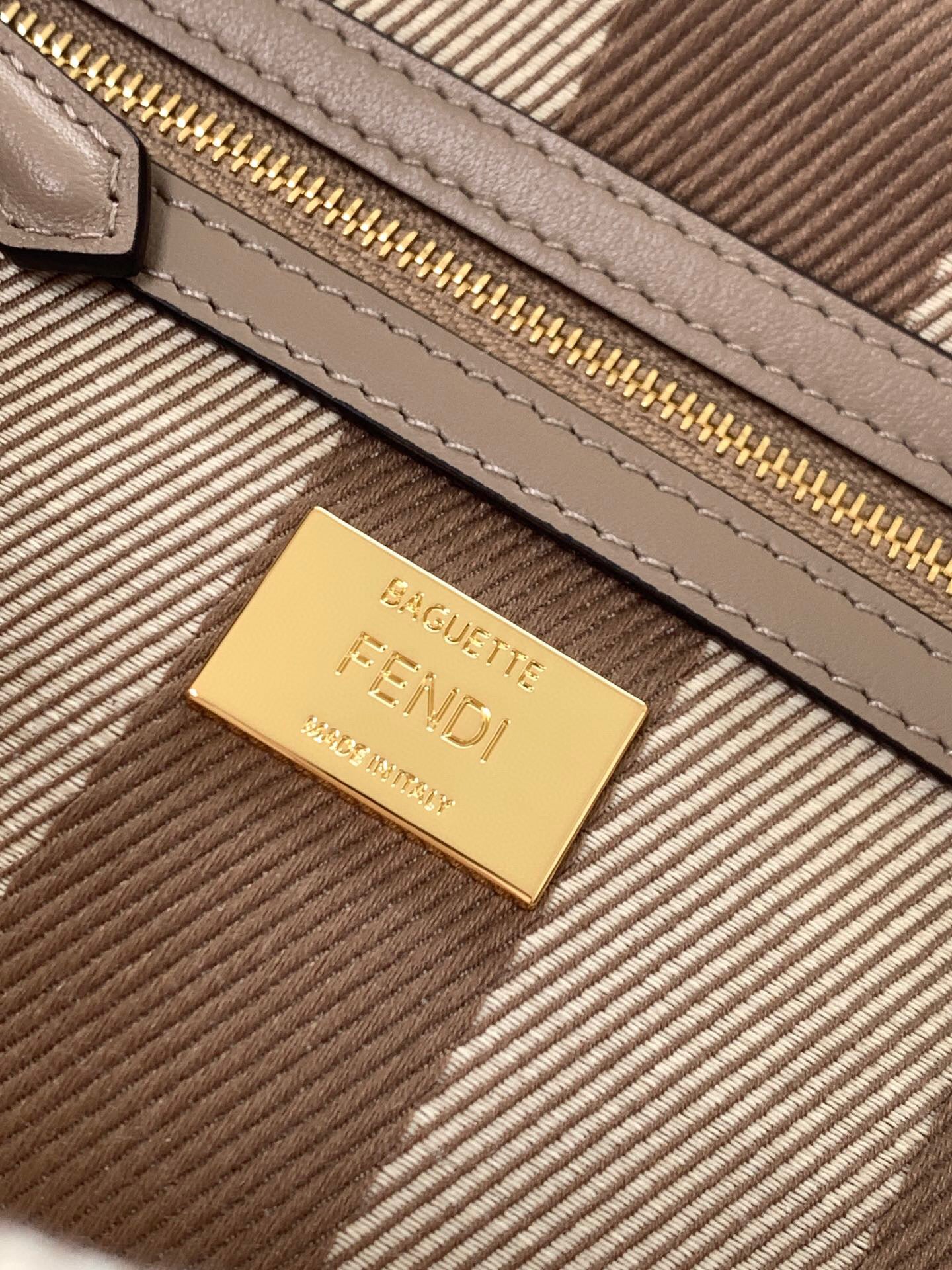 Fendi Baguette bag (Medium)