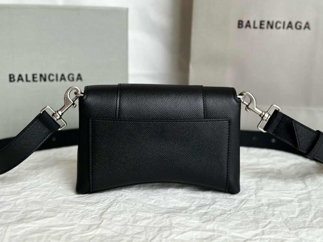 BLCG Downtown Treize Leather Hourglass Shoulder Bag
(20x5x13cm)