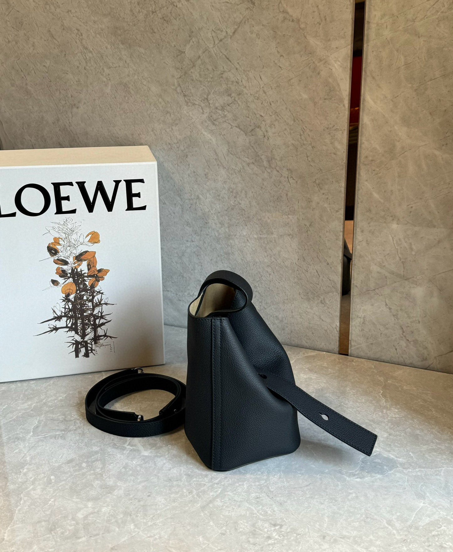 Loewe Pebble Bucket Bag(16x16x19.5cm)