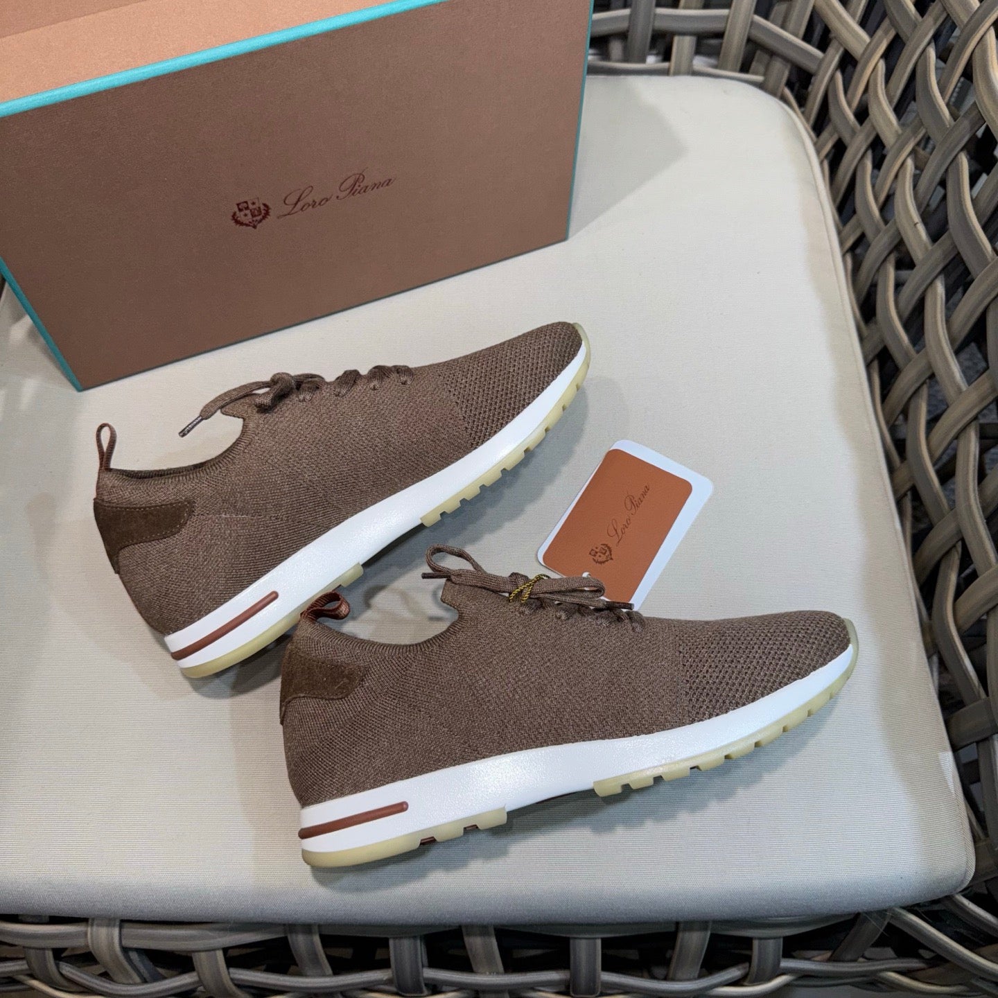 LP Sneakers