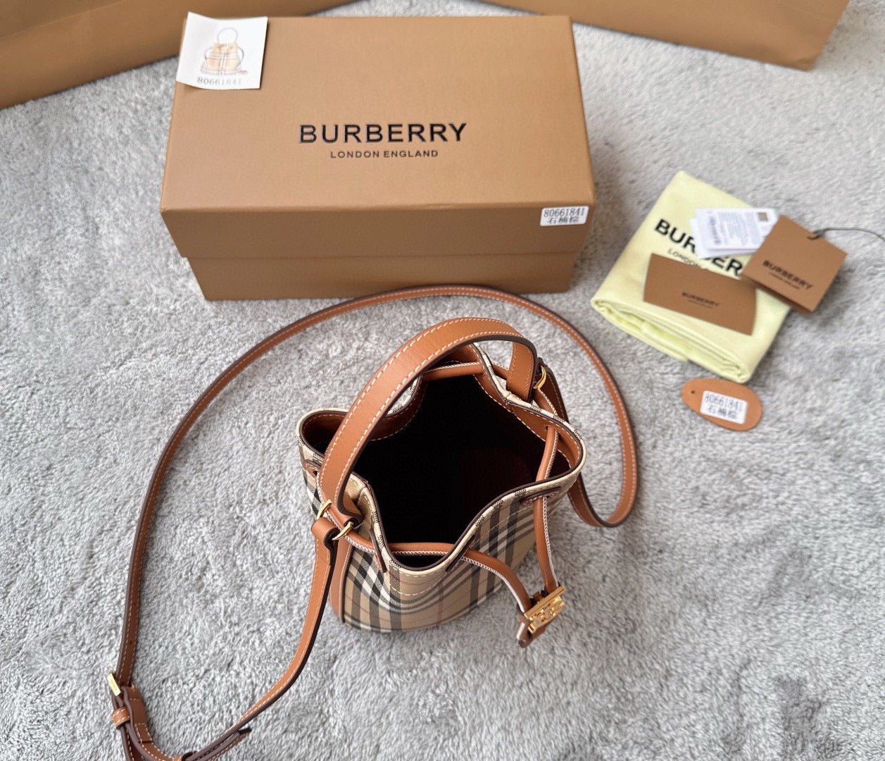 Burberry Mini TB Bucket Bag(16.5CM*11CM*18.5CM)